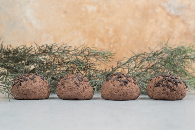 Galletas frescas de chocolate sobre superficie blanca