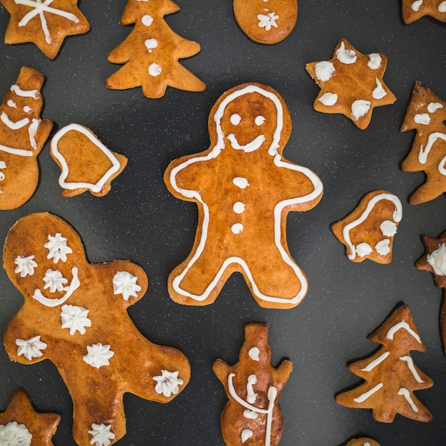 Foto gratuita galletas frescas en diferentes formas.