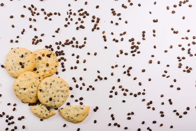 Galletas frescas y granos de café