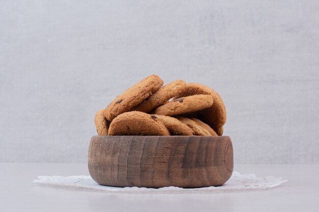 Galletas frescas en placa de madera.