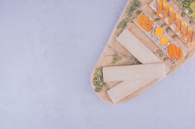 Galletas con frutas en rodajas y semillas de calabaza