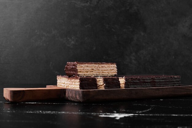 Galletas de galleta de chocolate sobre una tabla de madera.