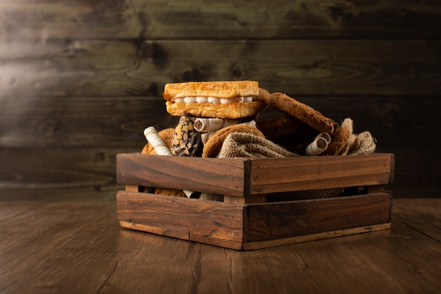 Galletas y galletas en una bandeja de madera.