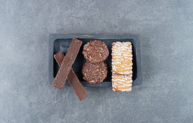 Galletas con galletas redondas de chocolate sobre un tablero oscuro