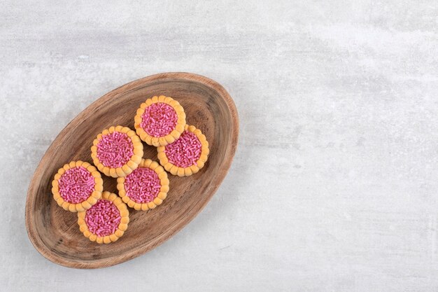 Galletas de gelatina de fresa sobre una tabla, sobre el mármol.