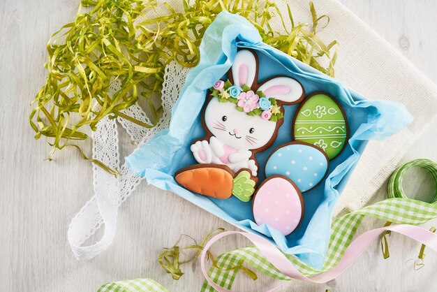 Galletas glaseadas de jengibre en caja