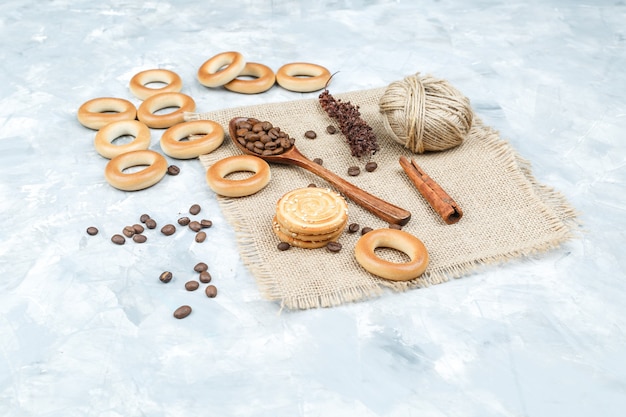 Galletas con granos de café sobre fondo sucio