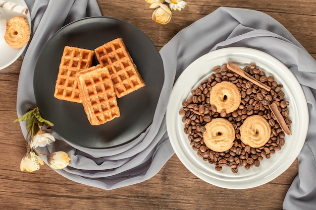 Galletas en granos de café con waffler en un plato