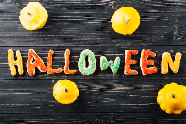 Foto gratuita galletas de halloween con calabazas