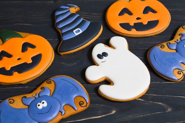 Galletas de Halloween en la mesa de madera