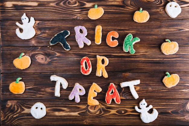 Foto gratuita galletas de halloween en la mesa