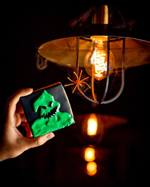 Galletas de Halloween sobre un fondo de una bombilla brillante