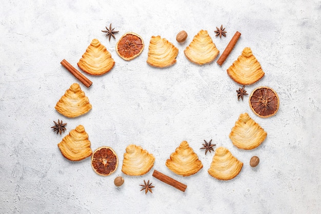 Galletas de hojaldre en forma de árbol de navidad.