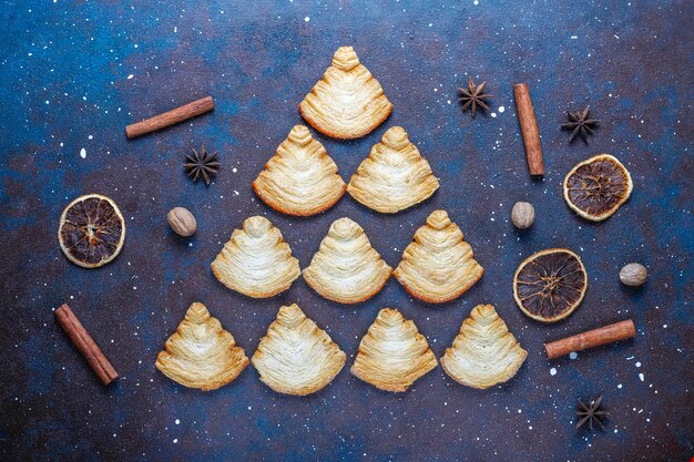 Galletas de hojaldre en forma de árbol de Navidad.