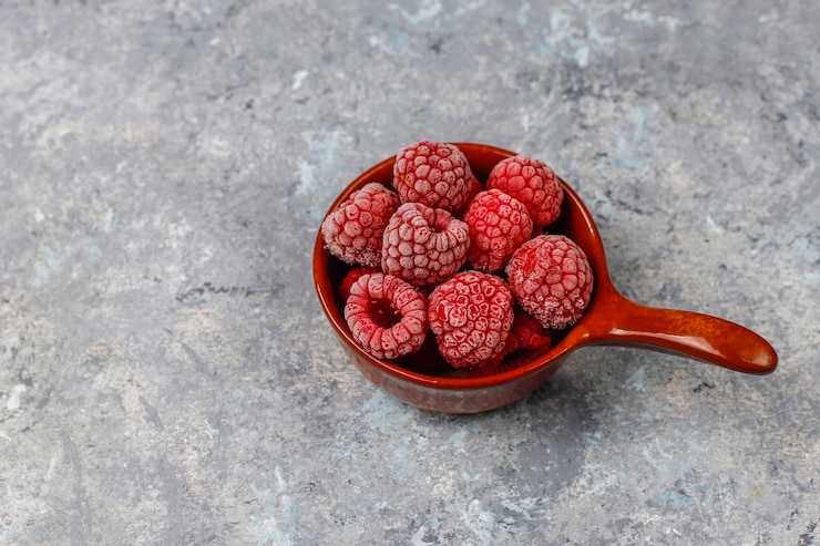Foto gratuito galletas de hojaldre con mermelada de frambuesa y frambuesas congeladas a la luz