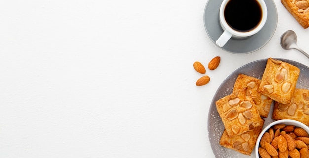 Galletas horneadas con almendras y espacio de copia de café