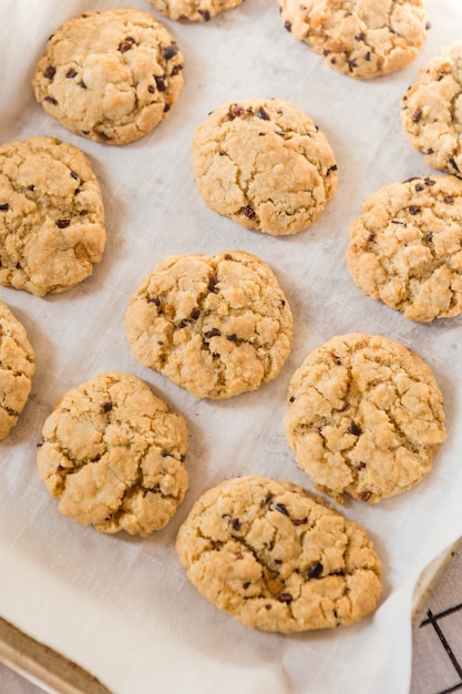 Foto gratuita galletas horneadas en bandeja