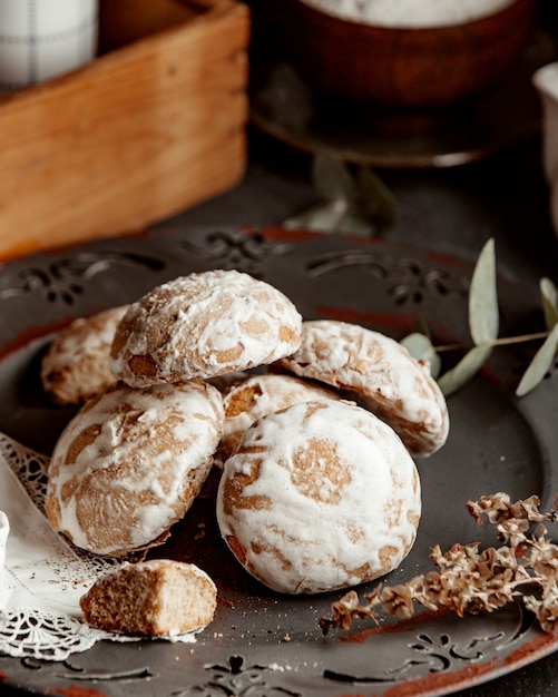 Galletas de jengibre blanco miel sobre la mesa