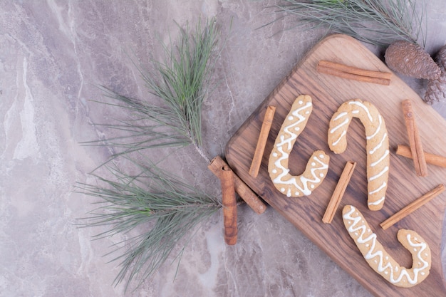 Galletas de jengibre con canela sobre tabla de madera.