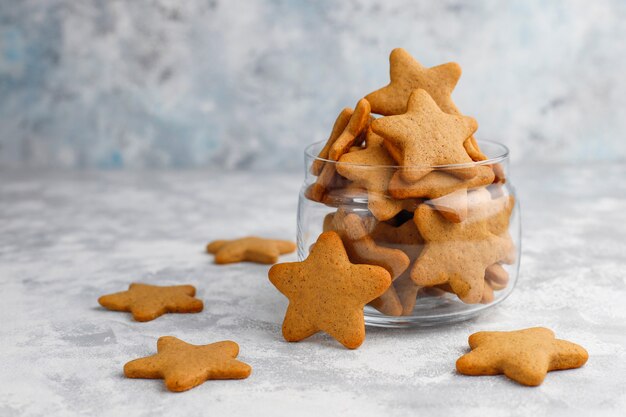 Galletas de jengibre caseras tradicionales sobre hormigón gris, primer plano, Navidad, vista superior, endecha plana