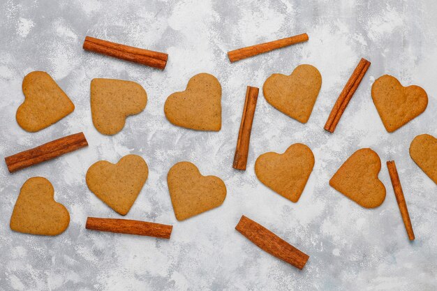 Galletas de jengibre caseras tradicionales sobre hormigón gris, primer plano, Navidad, vista superior, endecha plana