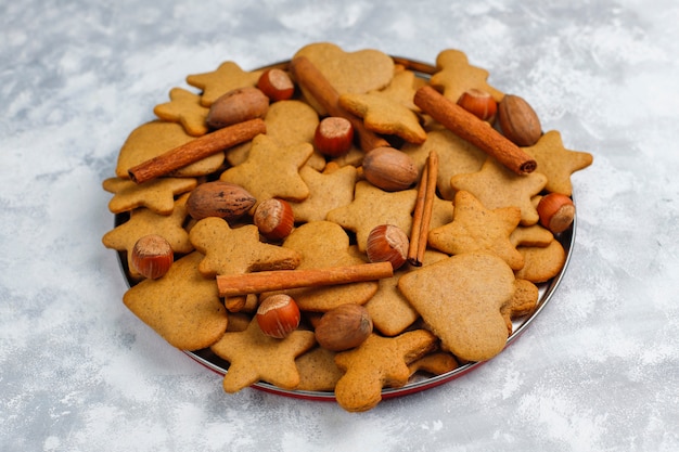 Galletas de jengibre caseras tradicionales sobre hormigón gris, primer plano, Navidad, vista superior, endecha plana