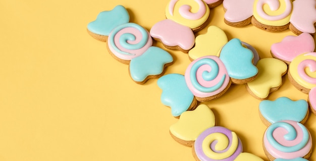 Galletas de jengibre de colores en forma de caramelos en glaseado.