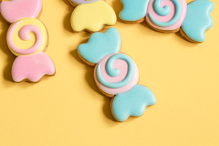 Foto gratuito galletas de jengibre de colores en forma de caramelos en glaseado.