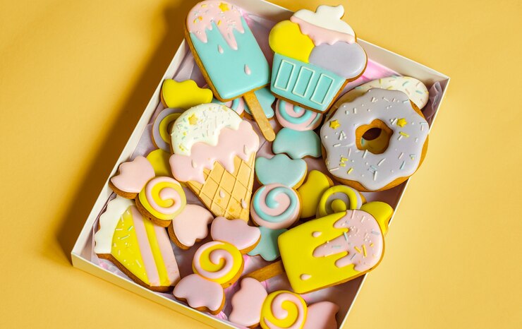Foto gratuito galletas de jengibre festivas coloridas de diferentes formas cubiertas con glaseado.