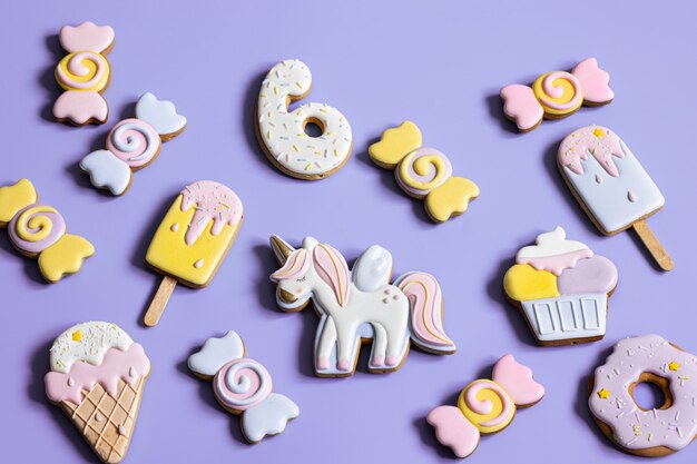 Galletas de jengibre festivas coloridas de diferentes formas cubiertas con glaseado.