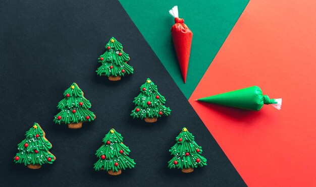 Galletas de jengibre en forma de árbol de navidad cubiertas con glaseado plano