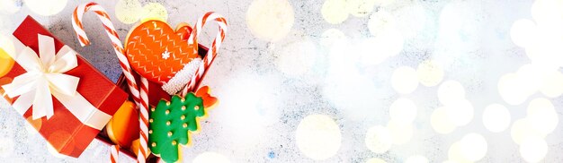 Galletas de jengibre de navidad y año nuevo en dulces de mesa sabrosas galletas glaseado de azúcar glas