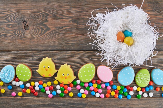 Galletas de jengibre de Pascua y huevos en nido