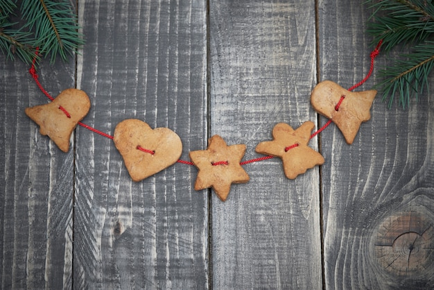 Galletas de jengibre en tablones de madera