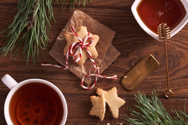 Foto gratuita galletas de jengibre y té caliente con limón y miel