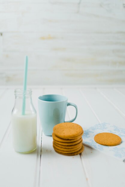 Galletas y leche en composición