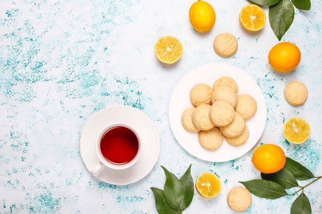 Galletas de limón caseras con limones en superficie clara