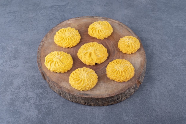 Foto gratuita galletas de limón caseras en el tablero de mesa de mármol.