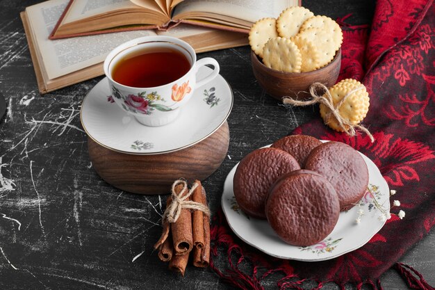 Galletas con malvavisco de chocolate y una taza de té.