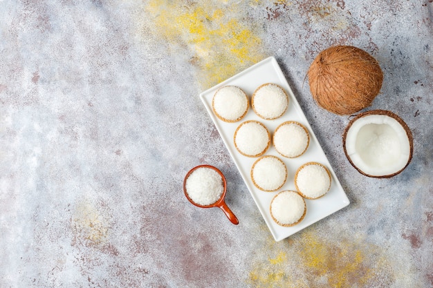 Galletas de malvavisco de coco con medio coco, vista superior