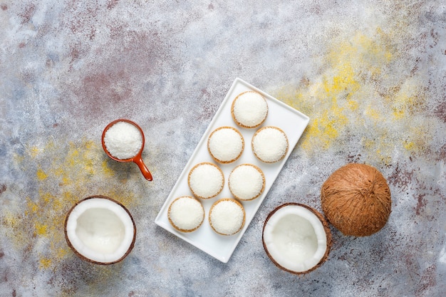 Galletas de malvavisco de coco con medio coco, vista superior