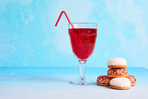 Galletas de malvavisco con un vaso de jugo.