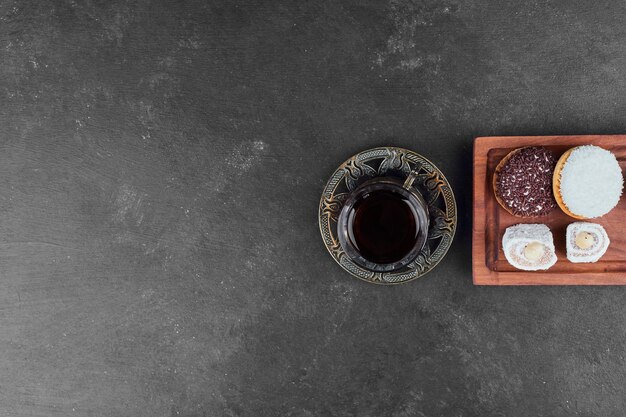 Galletas de malvavisco y un vaso de té, vista superior.