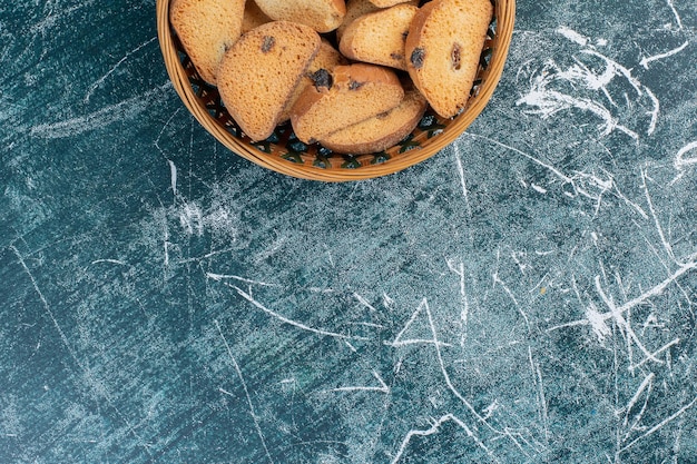 Galletas de mantequilla de chocolate sobre superficie azul.