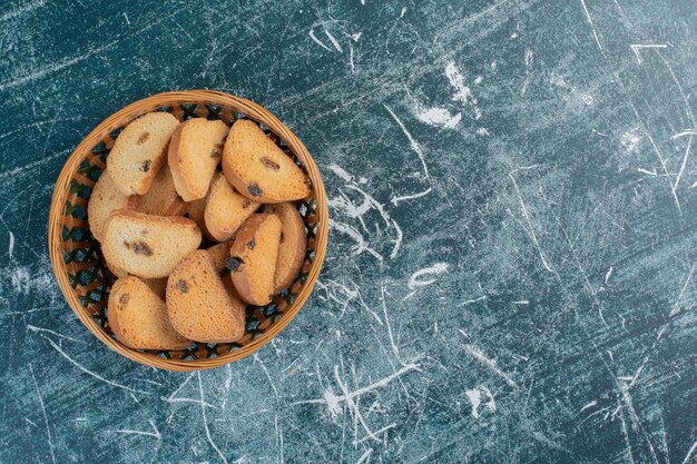 Galletas de mantequilla de chocolate sobre superficie azul.