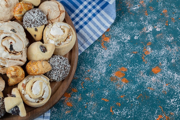 Galletas de mantequilla crujientes con azúcar en polvo en bandeja de madera