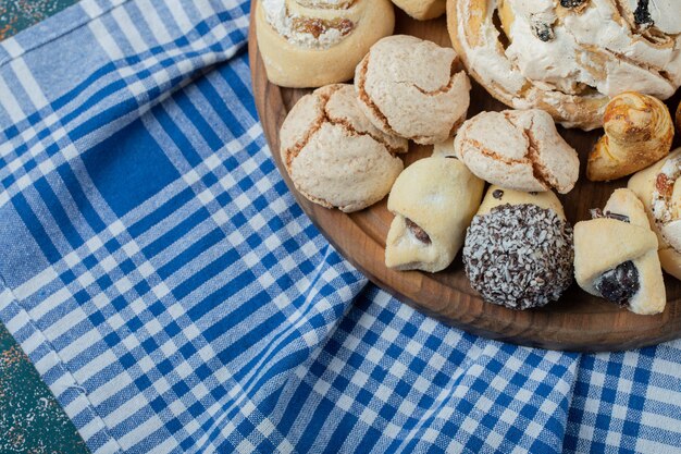 Galletas de mantequilla crujientes con azúcar en polvo en bandeja de madera