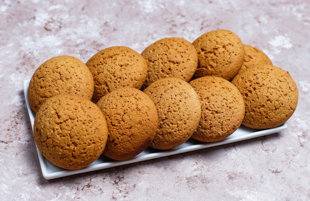 Galletas de mantequilla de maní de estilo americano sobre fondo de hormigón ligero.