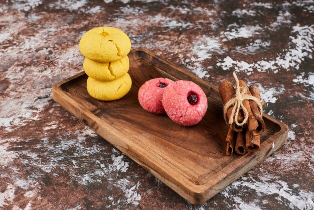 Galletas de mantequilla rosadas y amarillas.