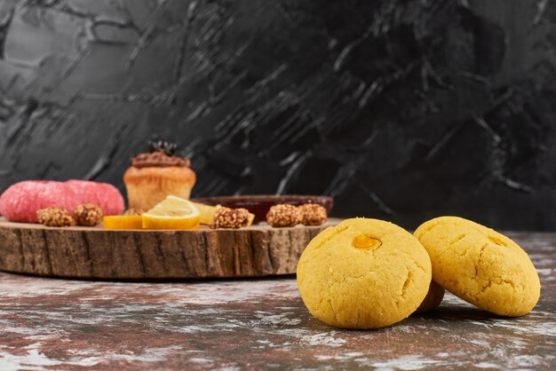 Galletas de mantequilla en una tabla de madera.